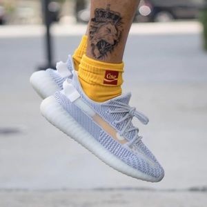 Yeezy Boost 350 V2 in static